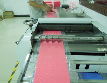 硅膠切料機(jī)設(shè)備操作與切料注意事項